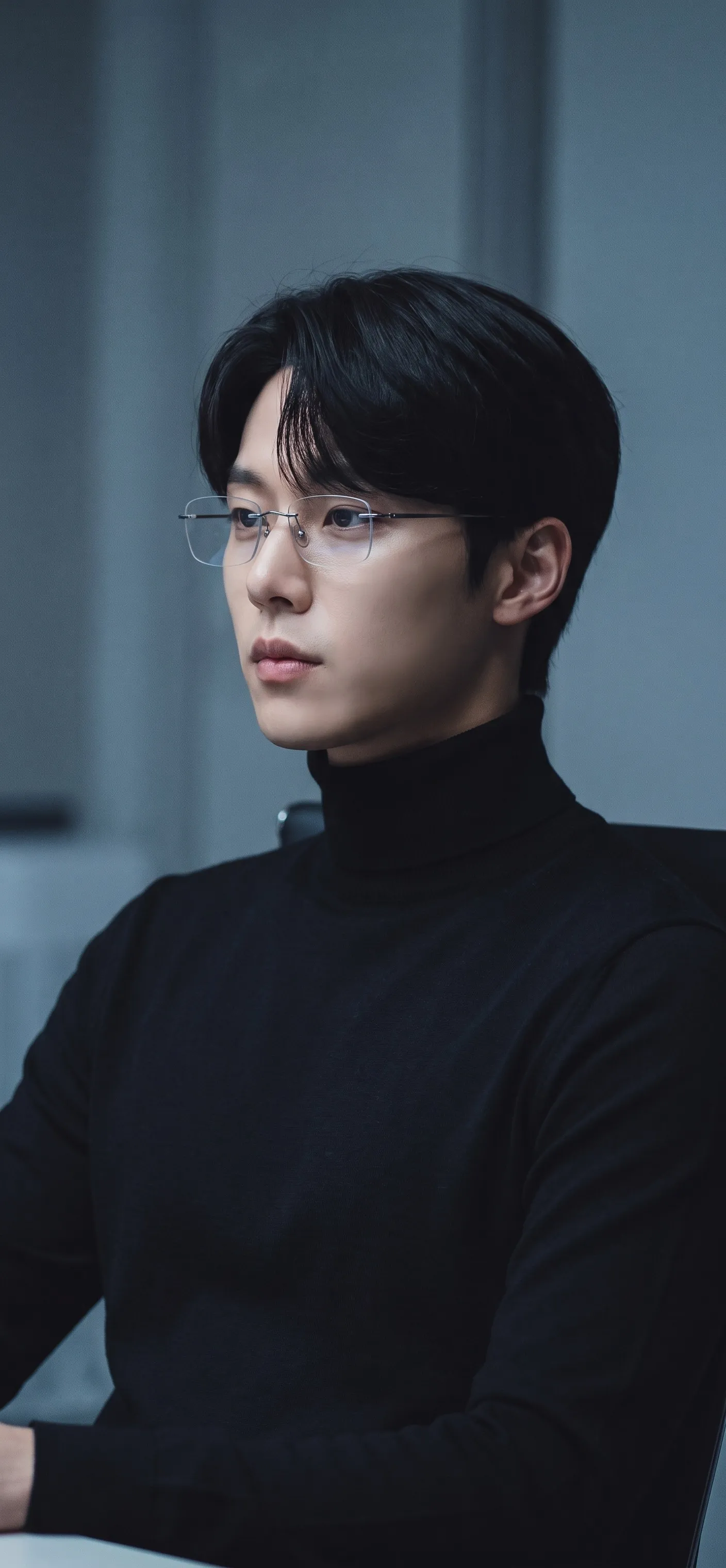 태영의 메모리 카드 — 검은 터틀넥에 안경을 쓴 태영의 옆모습