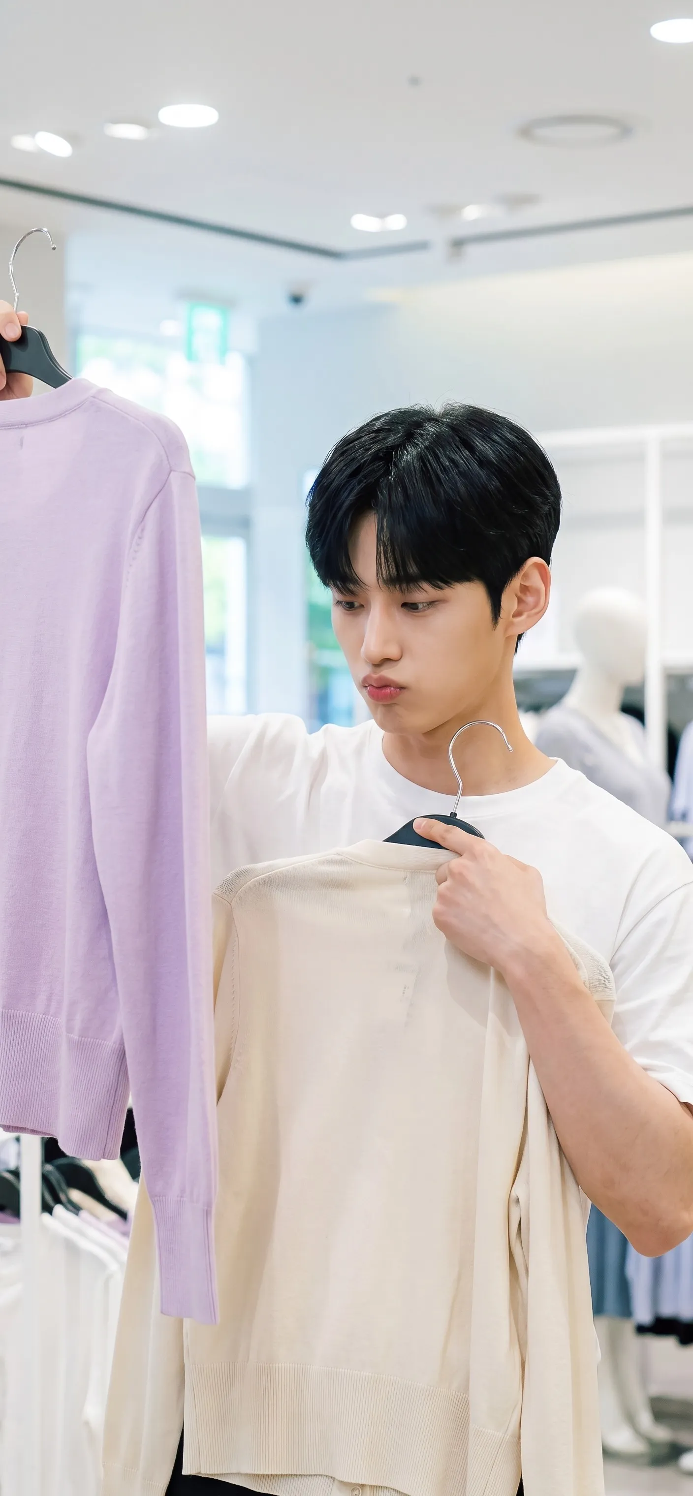 현오의 메모리 카드 — 옷가게에서 옷을 고르며 고민하는 현오